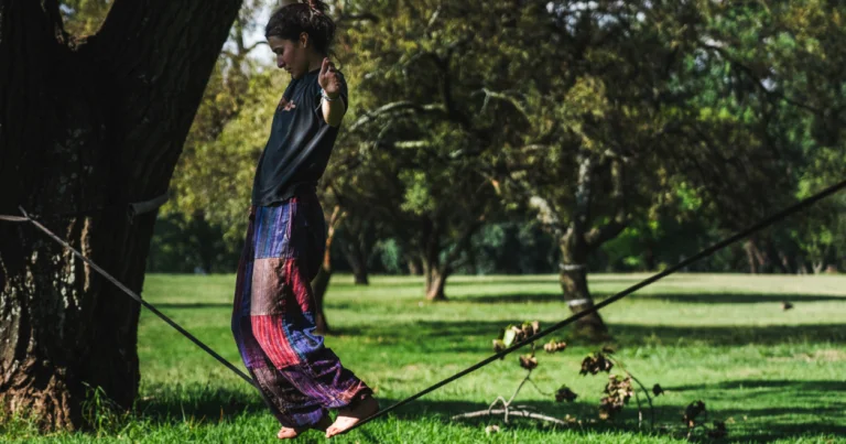 Anjulie Slacklining in the park
