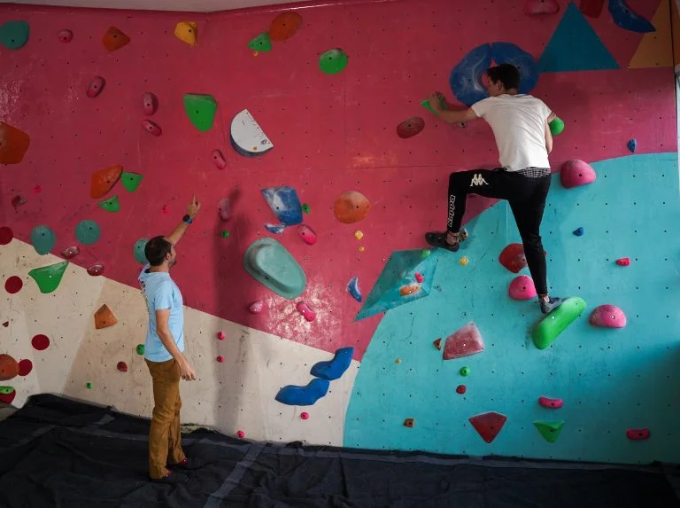 Working Bouldering Problems with Friends